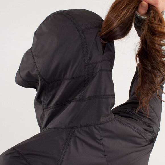 Like new! Lululemon Run Get Up & Glow Jacket coat Reflective, black & mint green - Picture 2 of 13